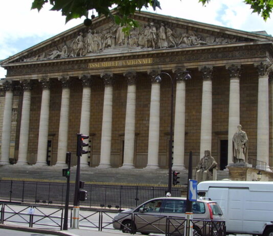 Frankreichs Haushalt 2026: Ein Signal an die Reichen, aber keine Revolution AssembléeNationale2007_Wiki