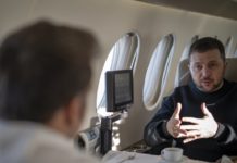 Ukraine-Krieg: Für Macron sind Flugzeuglieferungen „in den kommenden Wochen“ unmöglich Macron_Selenskyj_Flugzeug