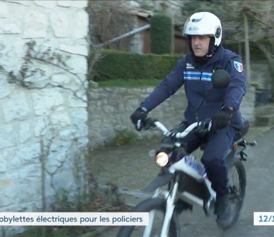 Ardèche: Polizisten fahren mit Elektromopeds Polizei_Elektromoped