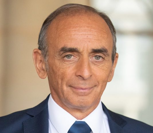 Paris: Freispruch für Rechtspolitiker Eric Zemmour aufgehoben – er wird nun erneut vor Gericht gestellt Portrait_Éric_Zemmour_2022