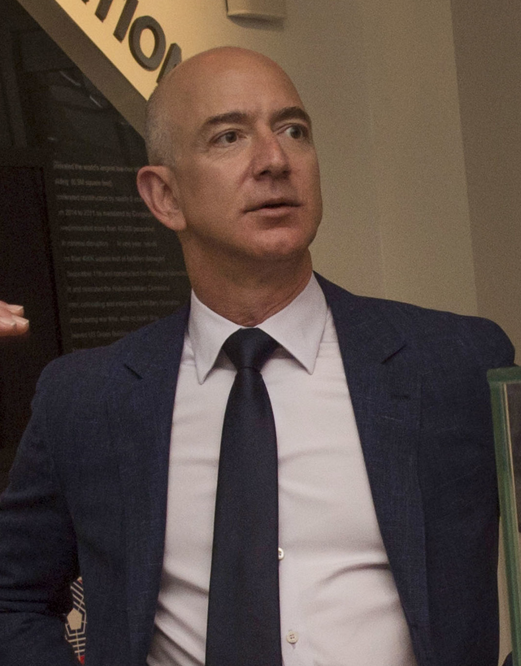 Emmanuel Macron nimmt Jeff Bezos in Ehrenlegion auf - empörte Reaktionen von der Linken