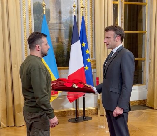 Ukraine-Krieg: Emmanuel Macron ehrte Wolodymyr Selenskyj mit der Ehrenlegion Selenskyj_Ehrenlegion