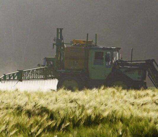 Umwelt: Landwirte demonstrieren in Paris gegen Einschränkungen bei Pestiziden Feld_Pestizide