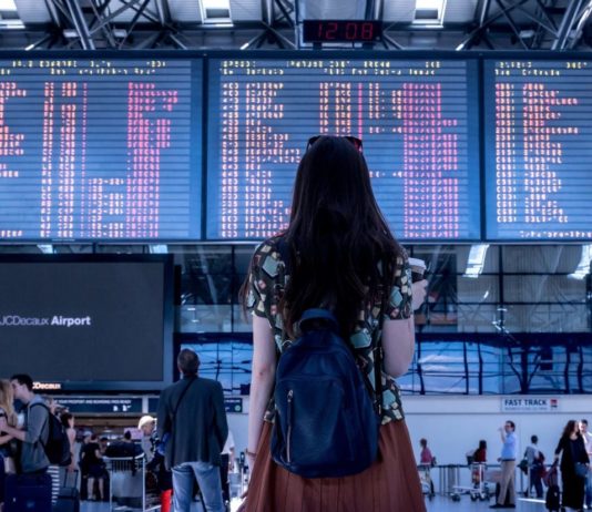 Steuerprüfung bei Auslandsreisen? Wie Desinformation auf TikTok das Vertrauen in den Staat untergräbt Flughafen_Illustration