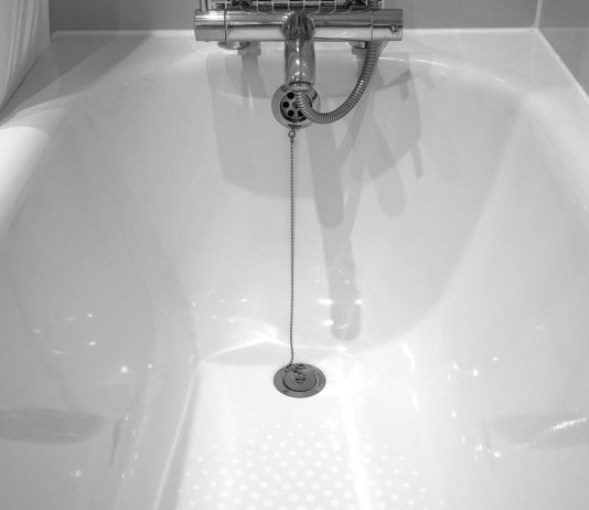 25-jähriger Mann in der Badewanne durch sein Mobiltelefon getötet Badewanne