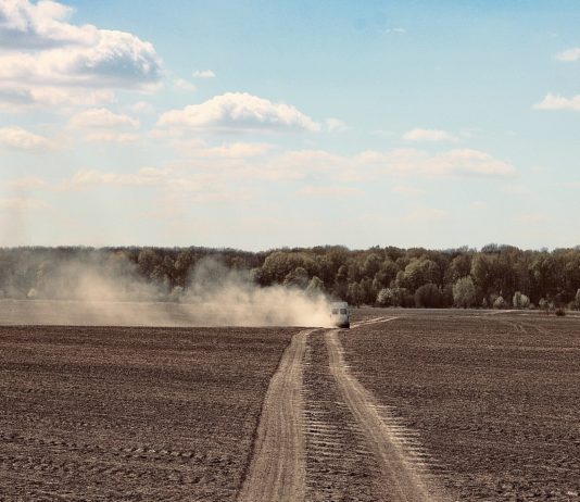 Wetter: Französische Landwirte besorgt über fehlenden Regen Feld_Staub