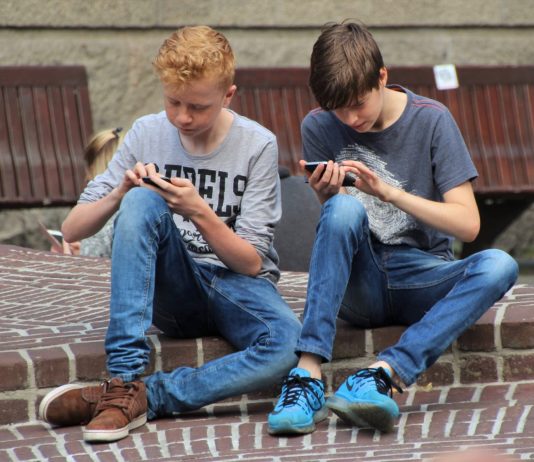 Französische Regierung will Jugendlichen den Zugang zu Porno-Webseiten erschweren Internet_Jugendliche