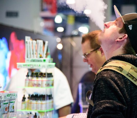 Rauchen: Aromen in Einweg-Vaporizern sorgen für Diskussionen E-Zigarette