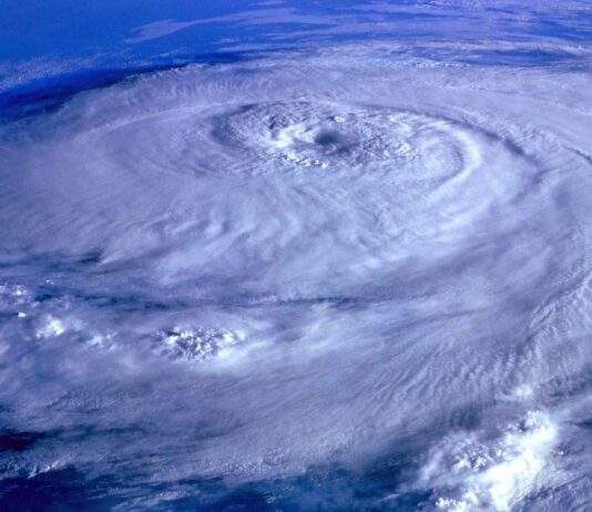 La Réunion: Zyklon Freddy stürmt über die Insel Hurrikan_Zyklon