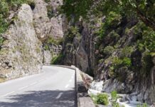 Wenn der Berg ins Rutschen gerät: Wie Felsstürze und Lawinen derzeit die Alpenstraßen bedrohen Roya-Tal