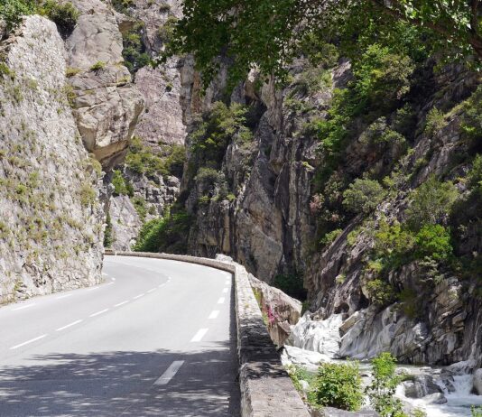 Wenn der Berg ins Rutschen gerät: Wie Felsstürze und Lawinen derzeit die Alpenstraßen bedrohen Roya-Tal