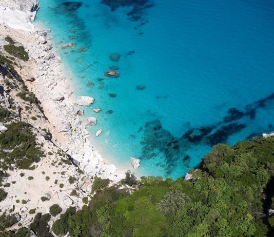 Warum ist der Wasserspiegel des Mittelmeers in wenigen Tagen um dreißig Zentimeter gesunken? Küste_Mittelmeer_Sardinien