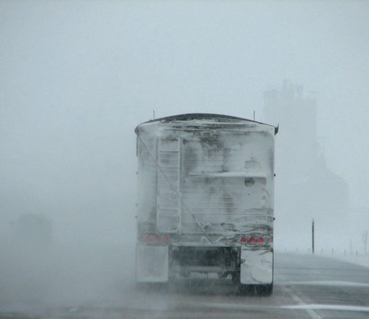 Schneefall und Glatteis: Fünf Départements im Norden Frankreichs in Alarmbereitschaft Schnee_Strasse