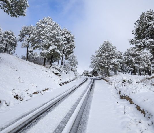 Ungewöhnliches Wetter: Südfrankreich teilweise von Schnee bedeckt Schnee_Strasse