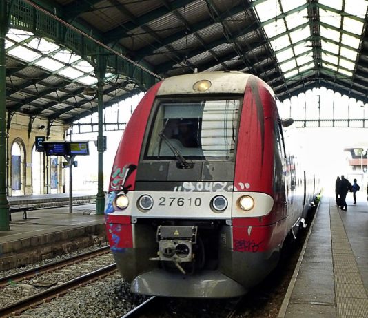 Mann wollte eine Frau wegen ihres schreienden Babys in einem Zug bei Mulhouse erstechen SNCF_Zug_Bahnhof