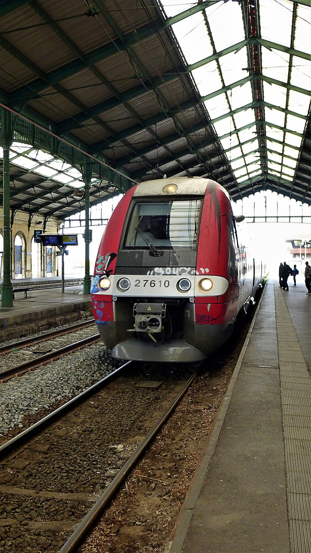 Mann wollte eine Frau wegen ihres schreienden Babys in einem Zug bei Mulhouse erstechen