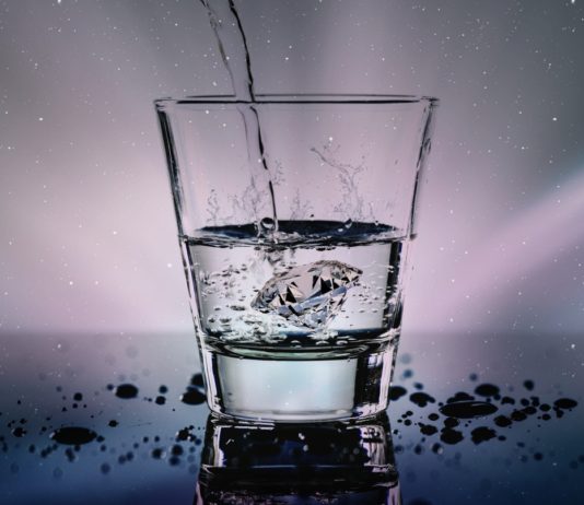 Wassermangel in Frankreich: Landesweite Einschränkungen werden zunehmen Wasserglas