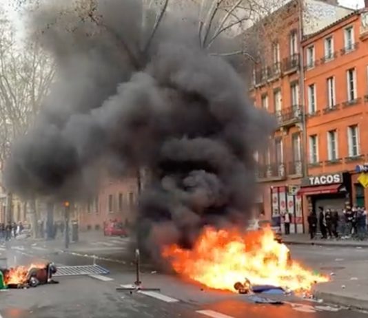 Rentenreform: Demonstration in Toulouse eskaliert – Zusammenstöße zwischen Black Blocks und Polizeikräften Auseinandersetzungen_Toulouse_Screen