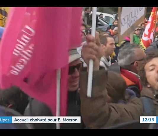 Hautes-Alpes: Stürmischer Empfang für Emmanuel Macron Demonstranten_empfangen_Macron_ScreenF3