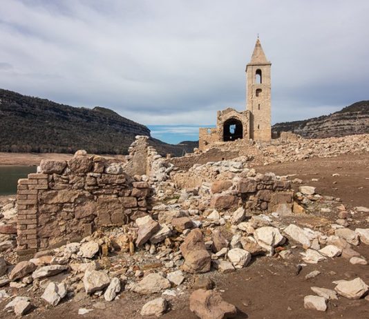 Eine „Geisterkirche“, die seit 1960 unter Wasser begraben war, taucht wegen der Trockenheit wieder auf Kirche_Sant_Roma_de_Sau