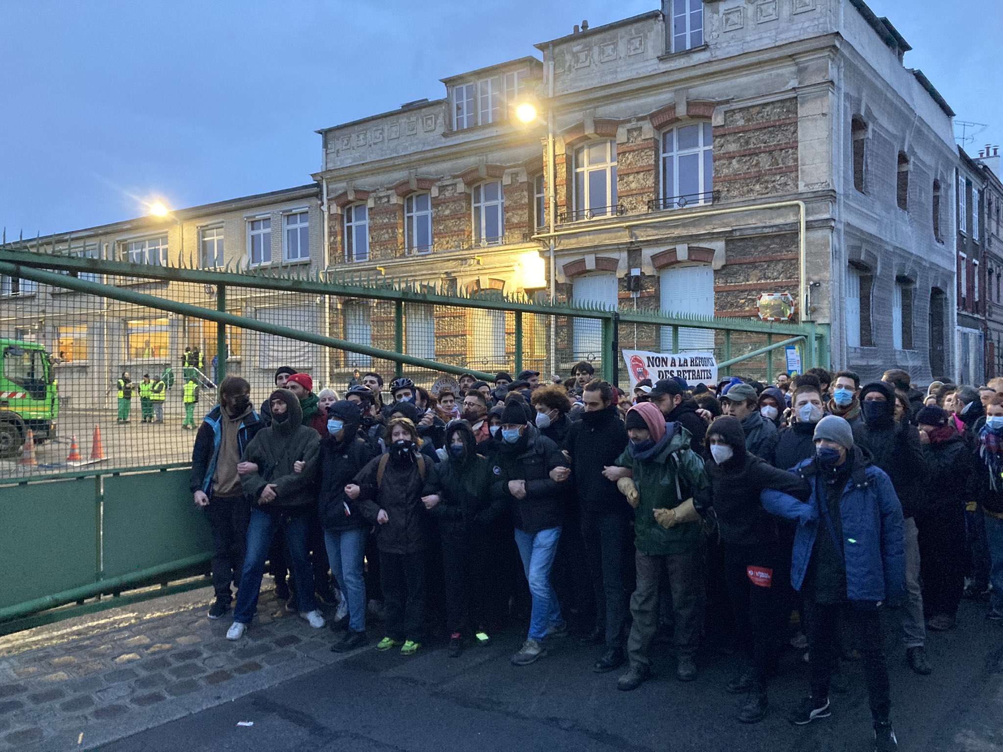 Neue Blockadeaktionen an Öldepots als Protest gegen die Rentenreform