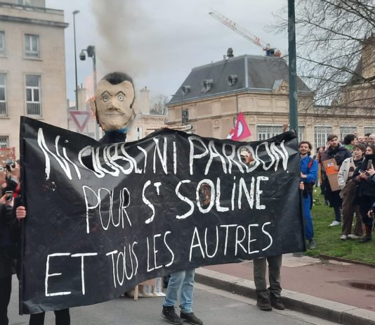 Calvados: Puppe mit dem Bildnis von Emmanuel Macron vor der Präfektur verbrannt Macron_Strohpuppe