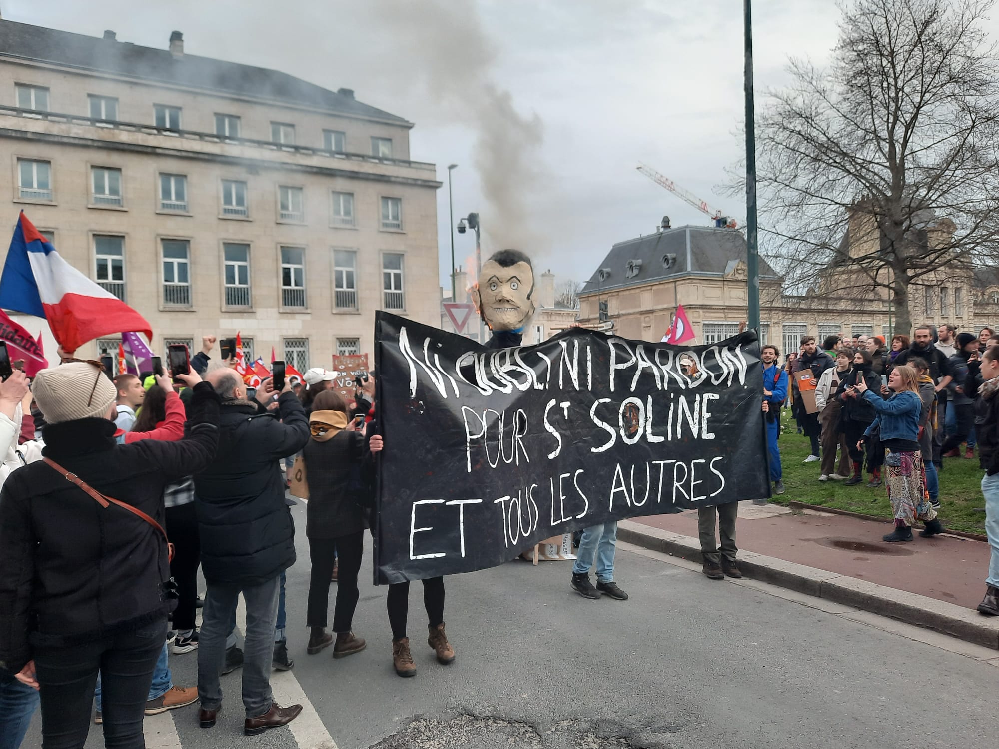 Calvados: Puppe mit dem Bildnis von Emmanuel Macron vor der Präfektur verbrannt