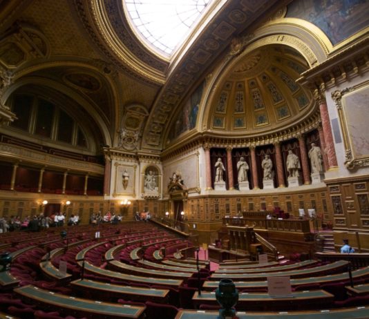 Senat stoppt „Zucman-Steuer“ für Superreiche – ein Rückschlag für die Steuergerechtigkeit Sitzungssaal_Senat_Wiki