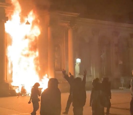 Tür des Rathauses von Bordeaux in Brand gesetzt: „Ich bin äußerst betrübt, schockiert und empört“ Mairie_Bordeaux_Screen