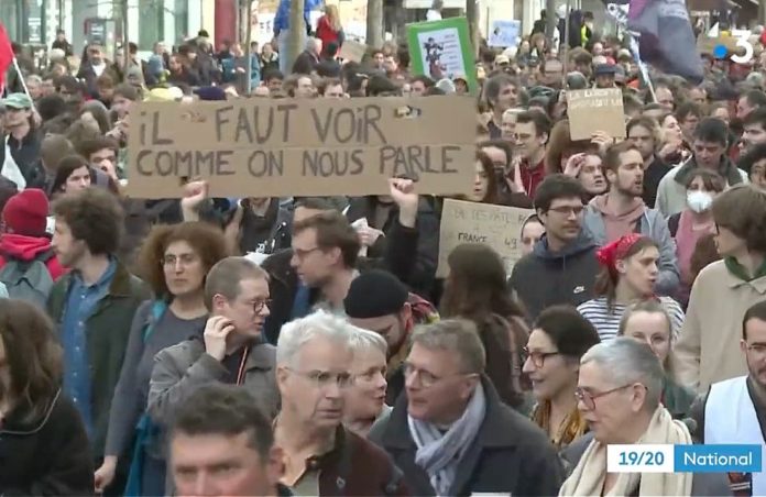 Proteste_in_Paris_Screen