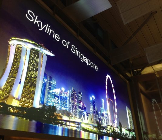 Energieeffizienz: Bahnhöfe, Flughäfen und U-Bahnen werden nachts die Lichtwerbungen ausschalten Leuchtreklame_Flughafen