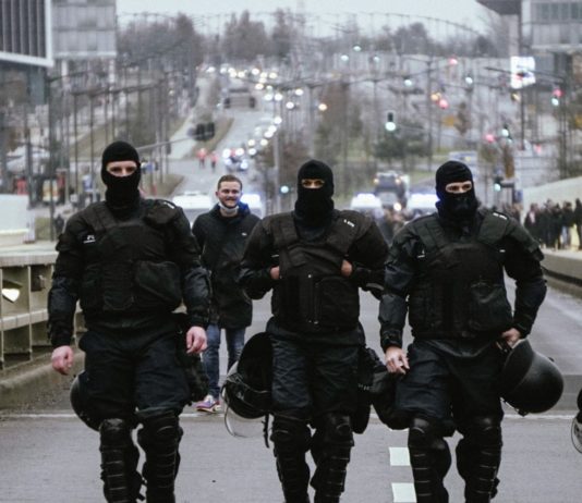 „Mehr Beamte werden angesprochen“ – ein Geständnis mit Sprengkraft Polizei_Demonstration