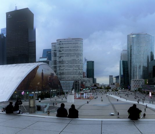 Verdacht auf gigantische Steuerhinterziehung: Durchsuchungen bei fünf Banken in Frankreich Bankenviertel_La_Defense