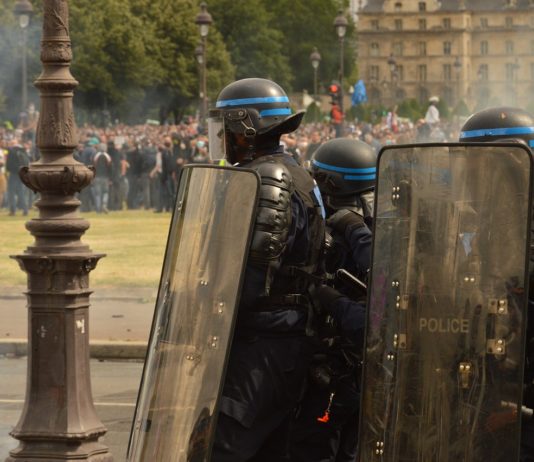 Protest gegen die Rentenreform: 600.000 bis 800.000 Demonstranten heute in Frankreich erwartet Polizei_Randalierer