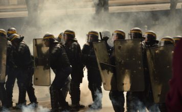 PSG-Feierlichkeiten eskalieren: Frankreich streitet über Polizeieinsätze und öffentliche Sicherheit Polizei_Tränengas