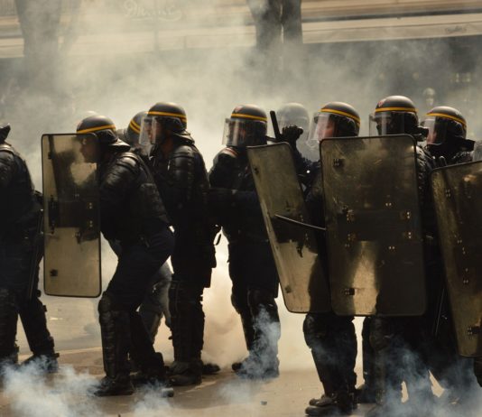 Demonstrationen gegen Polizeigewalt – am Samstag mindestens 21.000 Teilnehmer erwartet Polizei_Tränengas