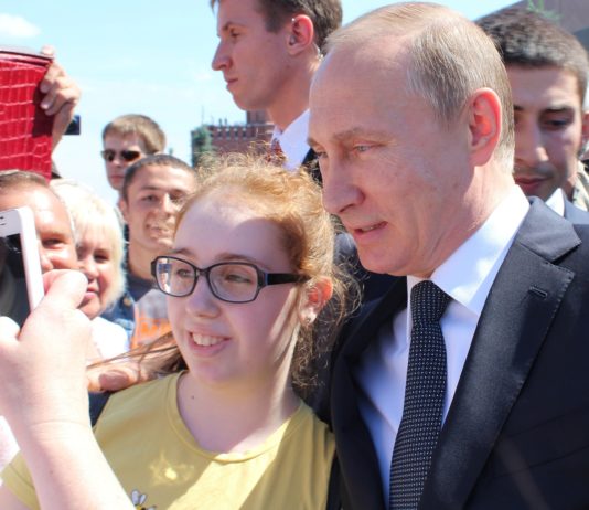 Ukraine-Krieg: Internationaler Strafgerichtshof erlässt Haftbefehl gegen Wladimir Putin Putin_Selfie_Mädchen