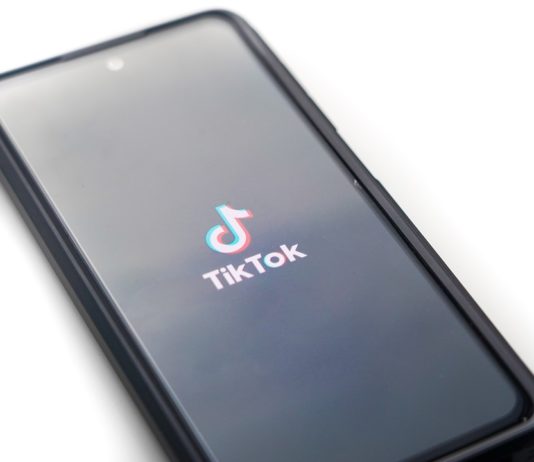 Soziale Netzwerke: Ist TikTok wirklich gefährlich? Smartphone_TikTok