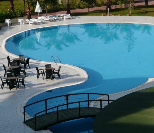 Dürre: Poolbesitzer in Südostfrankreich von Wasserbeschränkungen betroffen swimming-pool