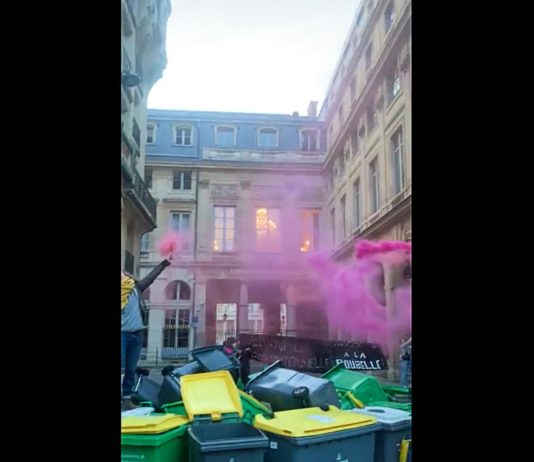 Rentenreform: Eingang zum Verfassungsrat in Paris durch Mülltonnen blockiert Blockade_Verfassungsrat_Screen