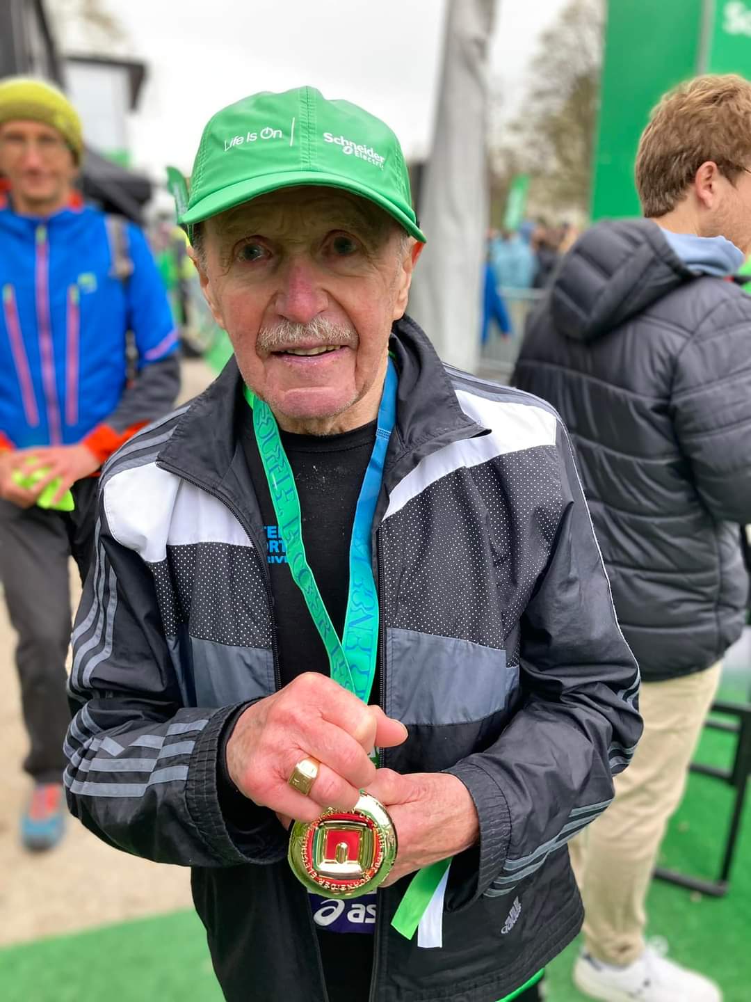 "Das ist unglaublich!": Mit 93 Jahren beendet Charly den Paris-Marathon in 7 Stunden und 22 Minuten
