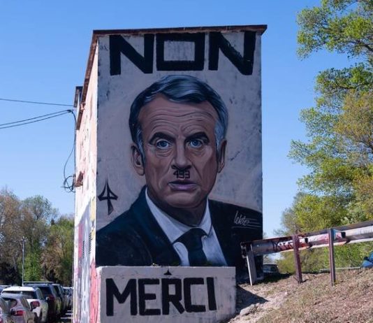 Emmanuel Macron als Hitler: Wandgemälde sorgt in Avignon für Polemik Macron_als_Hittler