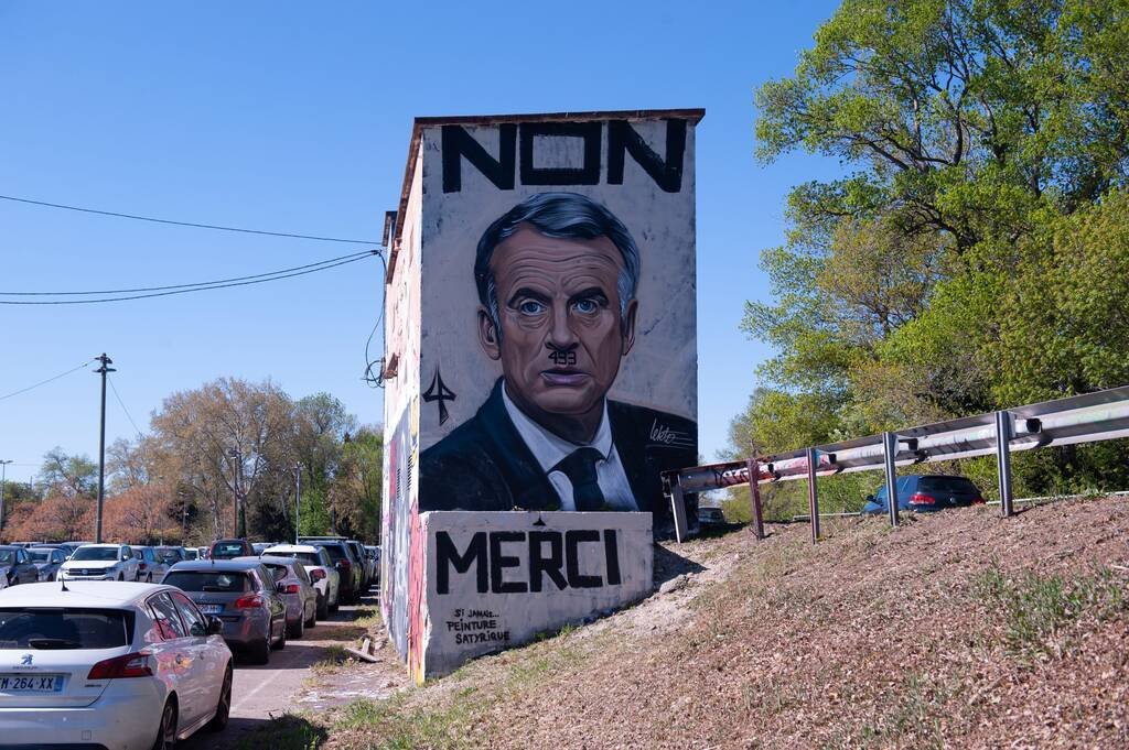 Emmanuel Macron als Hitler: Wandgemälde sorgt in Avignon für Polemik