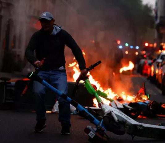 Rede von Emmanuel Macron: 2.000 Demonstranten in Paris in 3 Protestzügen – Ordnungskräfte greifen ein Protest_Paris_Rentenreform