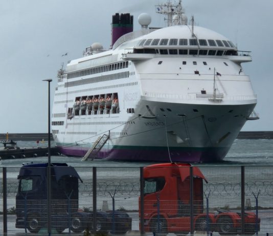 Sturm Noa: Passagierschiff löst sich im Hafen von Cherbourg vom Kai Ambience_Cherbourg