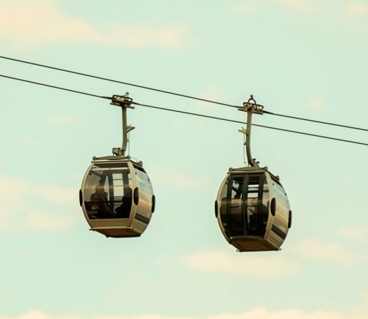 Schock in Les Deux Alpes: Glas der Gondelbahn bricht – Skifahrer stürzt 40 Meter in die Tiefe Gondelbahn