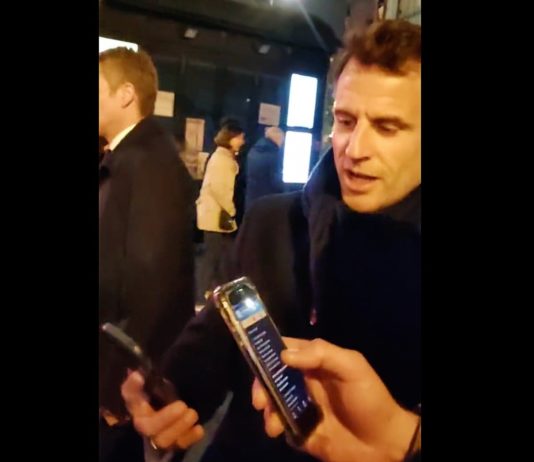 Emmanuel Macron nach seiner TV-Ansprache auf der Straße beim Singen eines Pyrenäenlieds gefilmt Macron_singt_Screen