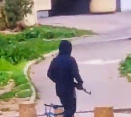 Neun Personen in Nizza wegen eines Videos festgenommen, das einen Mann mit Sturmgewehr zeigt Mann_mit_Sturmgewehr_in_Nizza_Screen