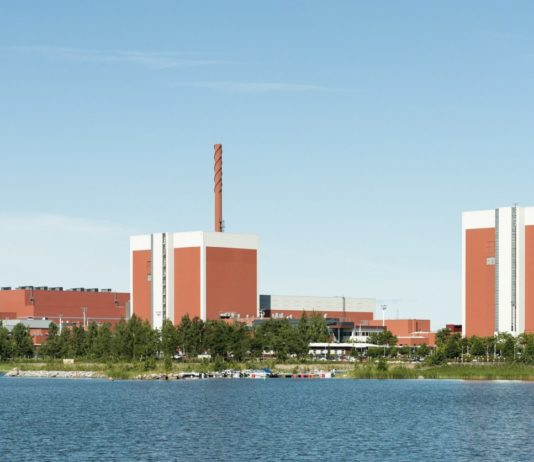 Finnland nimmt einen EPR-Reaktor französischer Bauart in Betrieb – nach 18 Jahren Bauzeit Olkiluoto_Nuclear_Power_Plant_2015-07-21_001_Wiki
