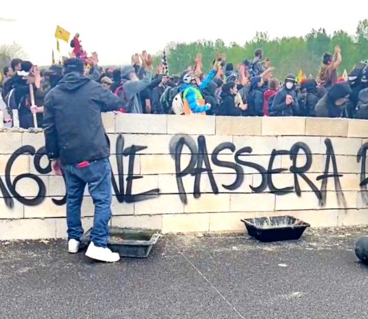 Neue Autobahn Toulouse-Castres: Tausende Demonstranten und eine Mauer auf der RN 126 Protest_A69_ScreenTW